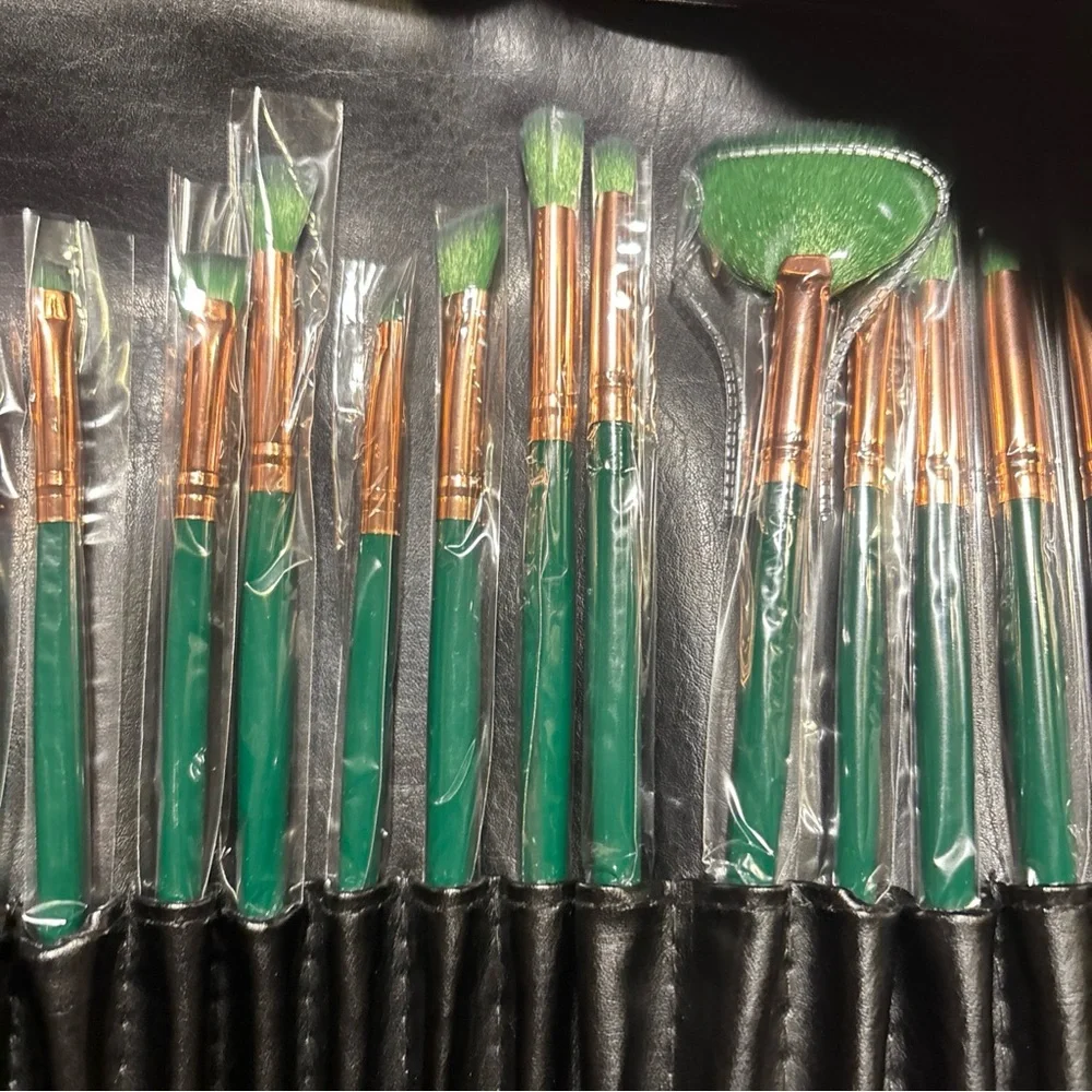 Mizz Cosmetics “Emerald 24 Pcs Makeup Brush Set”